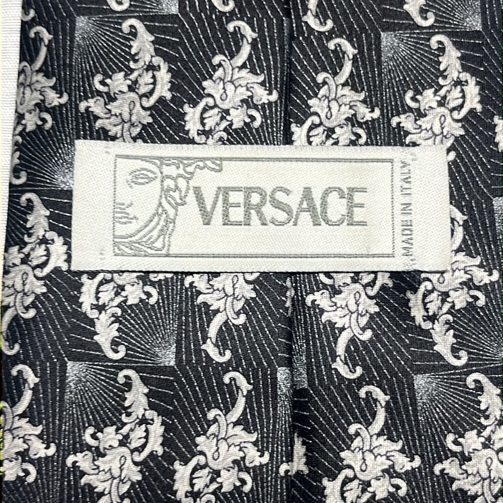 Versace Men's Tie.
Dual pattern and gorgeous black/gray/white. - Picture 4 of 8